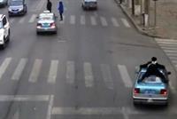 بالفيديو شرطي يتحدى سائق سيارة 