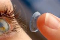 علماء يطورون عدسات لاصقة لعلاج قرنية العين